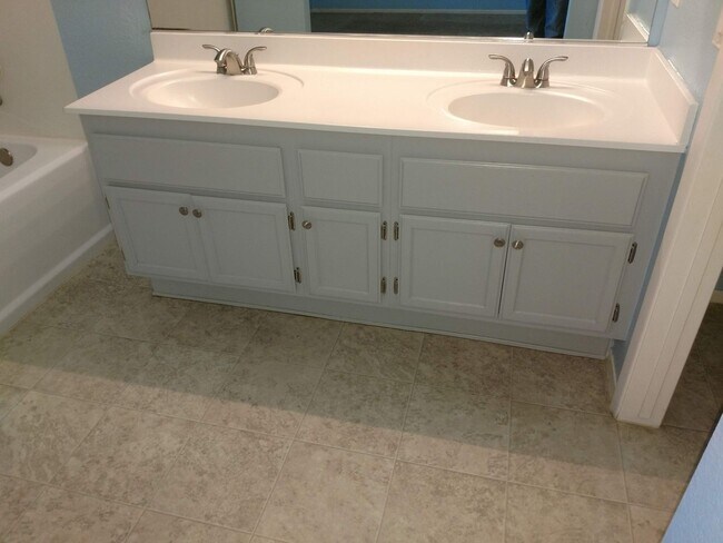 Building Photo - Henderson 4 Bedroom