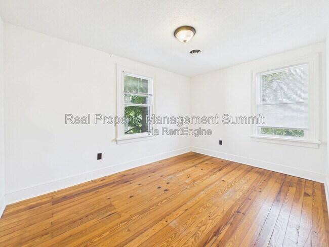 Building Photo - 523 Marquis St