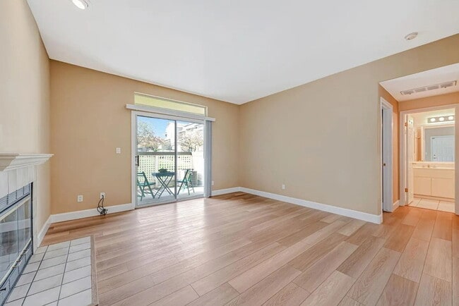 Building Photo - charming 1-bedroom, 1-bathroom home located on the ground level overlooking the green belt in Par...