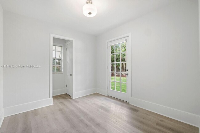Building Photo - 1224 Country Club Prado