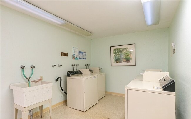 Building Photo - Beautiful 1 bed/1 bath condo, located clos...
