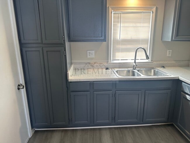 Building Photo - Cute 2 bedroom / 1 bath rehabbed home - wa...