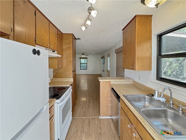 Building Photo - 776 Lookout Dr