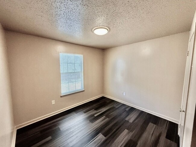 Building Photo - Three Bedroom Apartment with Spacious Dining and Living Area