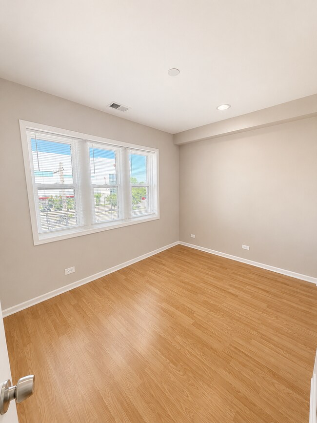 Building Photo - Sunny Top-Floor 3BR/2BA in West Ridge with Parking and Water Included