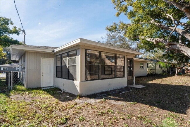 Building Photo - 1470 Overlea St