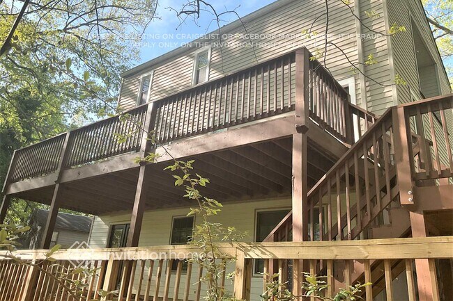 Building Photo - 6584 Oakwood Dr