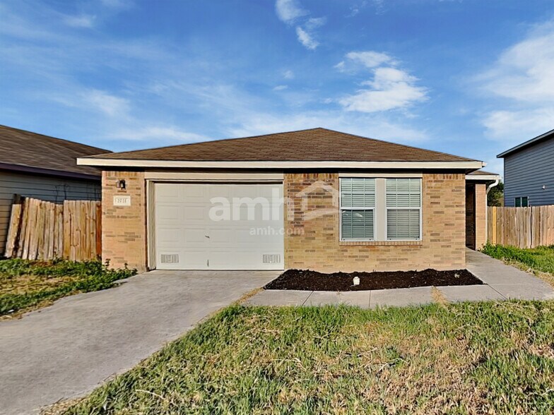 Primary Photo - 2711 Candleridge Drive