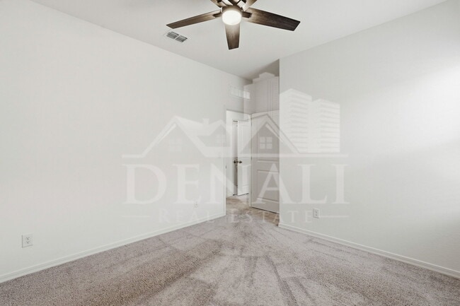 Building Photo - 10941 N 165th Ave