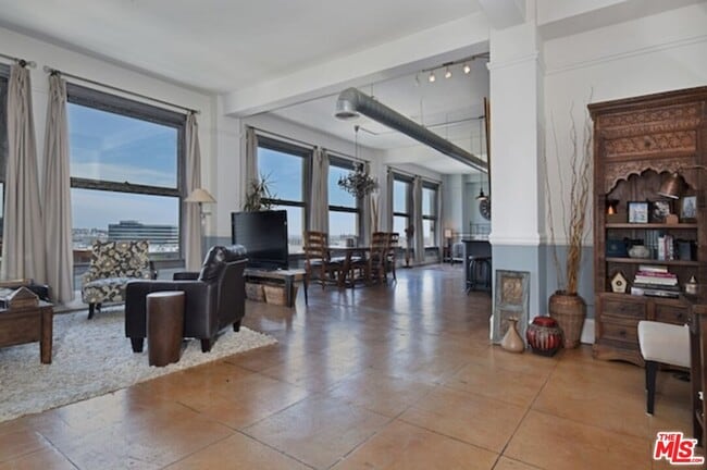 Building Photo - 108 W 2nd St