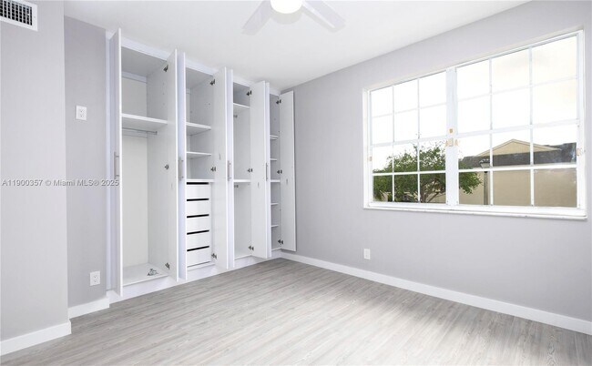 Building Photo - 16697 Hemingway Dr