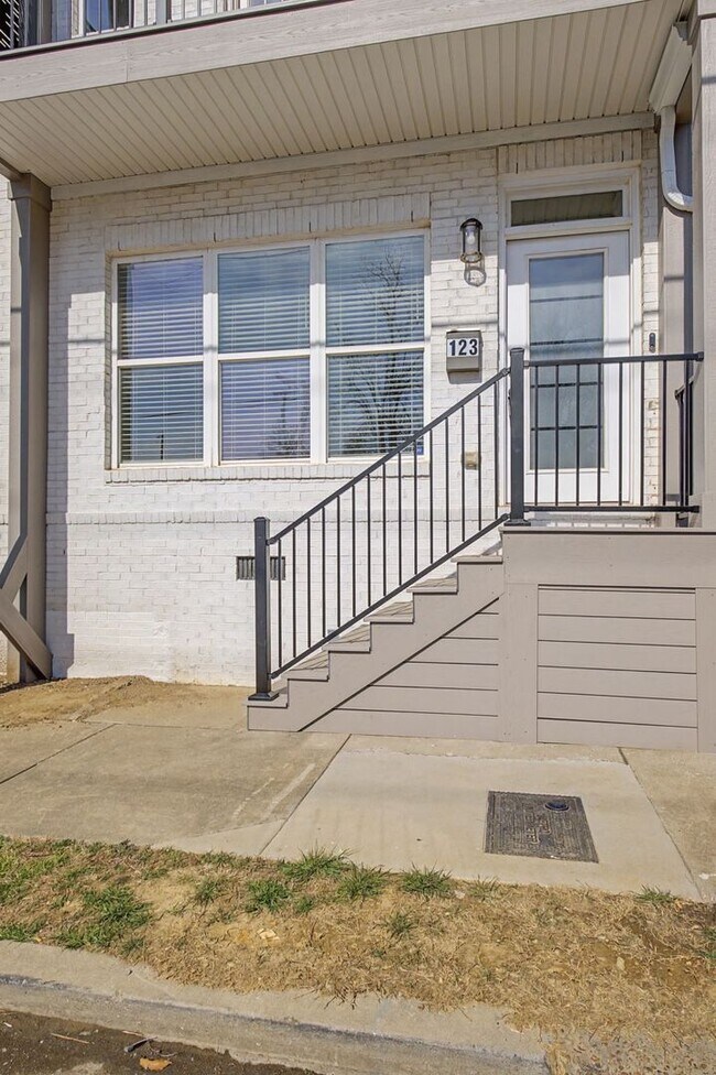 Building Photo - Modern Living in Downtown Nashville!