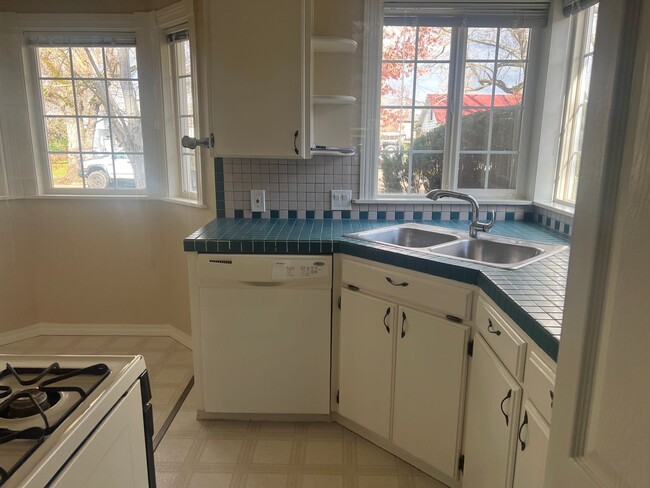 Building Photo - Affordable, Adorable Medford Home!!