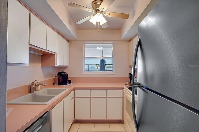 Building Photo - 656 Windrush Bay Dr