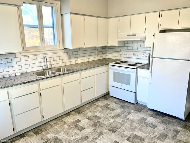 Building Photo - 2 br, 1 bath Duplex - 2530 West Gardner Av...