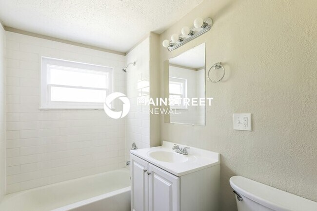 Building Photo - 3 Bedroom Pet-Friendly Home in Overland Park, KS with Main Street Renewal