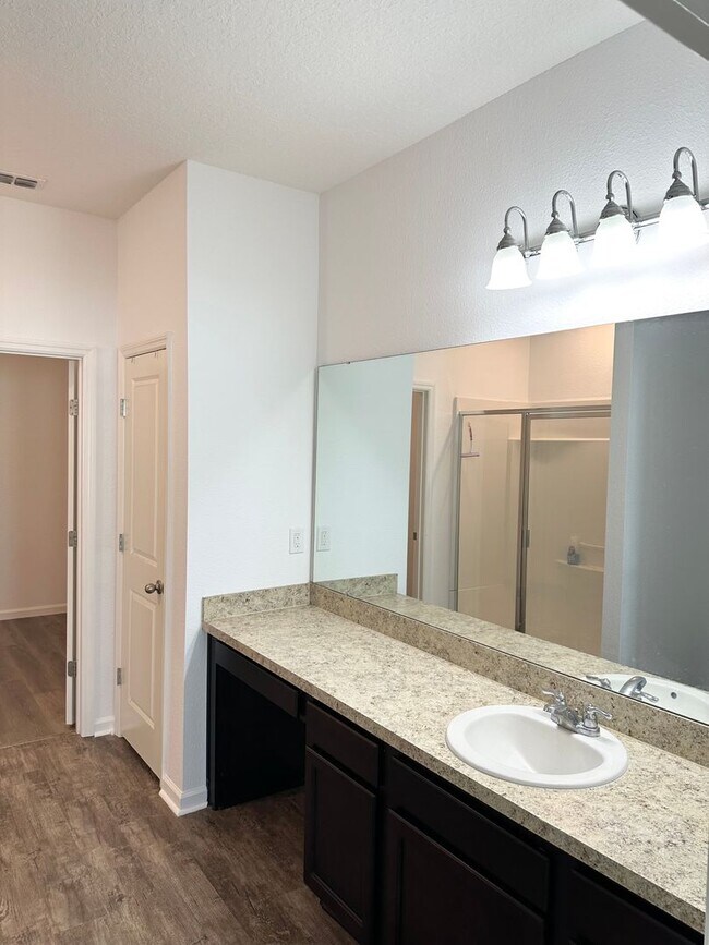Building Photo - Private Back Yard! - 3 Bedroom 2 Bathroom ...