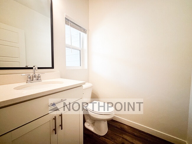 Building Photo - Clean, Bright, Open Town-Home in Lehi