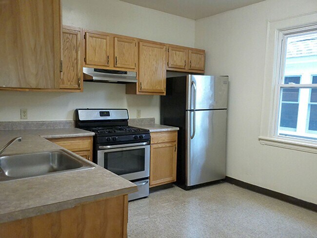 Building Photo - AVAILABLE 8/1/26 - Bright and Spacious One...