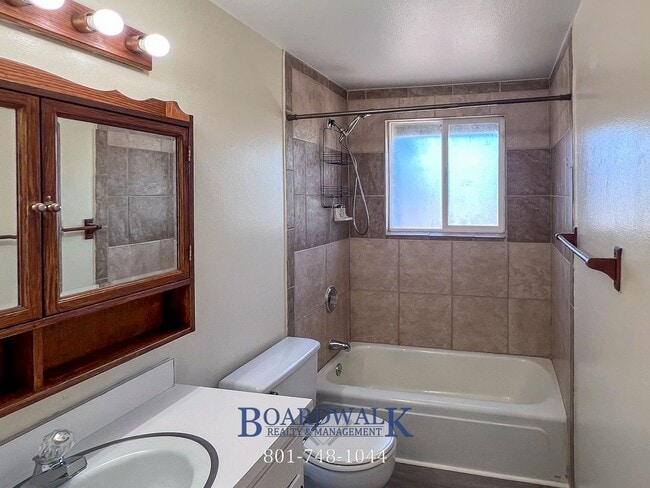 Building Photo - Two Bedroom With Great Amenities in Taylor...