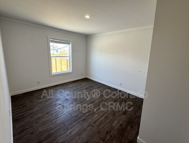 Building Photo - 690 E Hahns Peak Ave