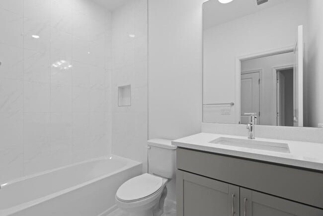 Building Photo - 4616 Longwood Lk Sq