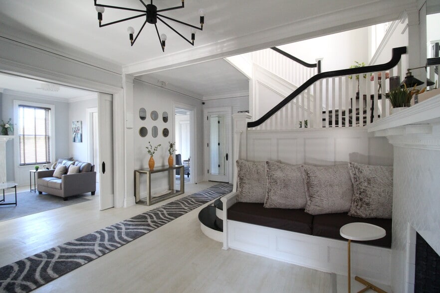 Building Photo - 800 Monroe Ave