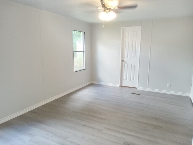 Building Photo - Cozy Roy Harris Loop mobile home