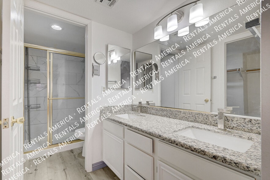 Building Photo - 101 Luna Way