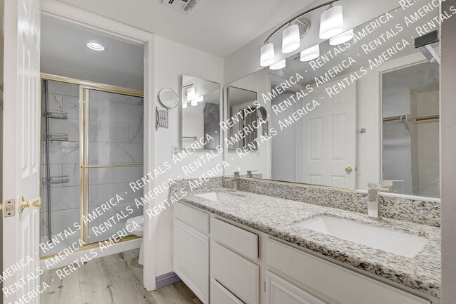 Building Photo - 101 Luna Way