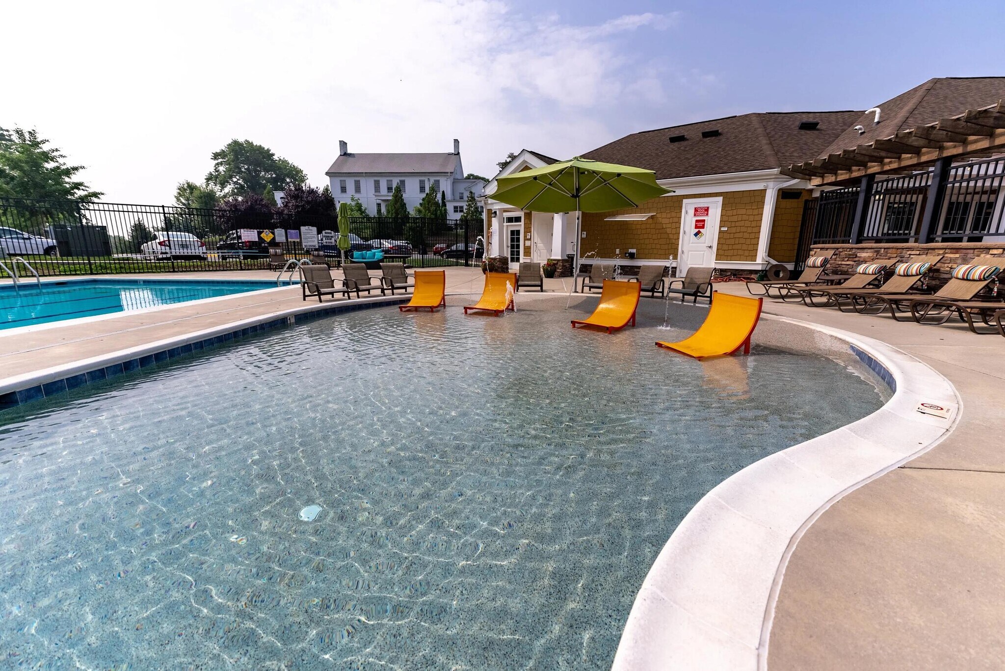 Building Photo - 909 Mansion Dr