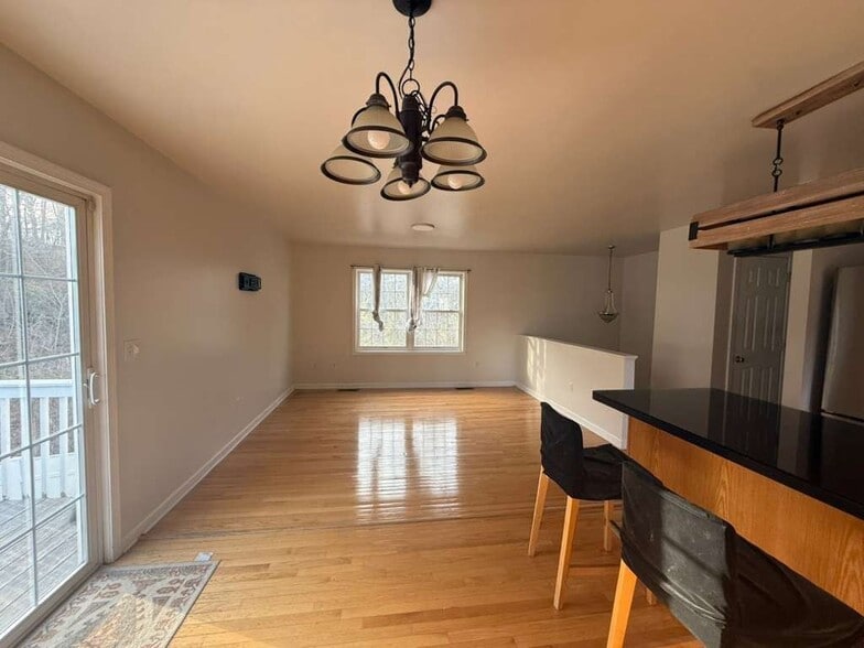 Building Photo - 845 Hart St