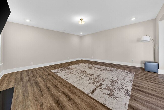 Building Photo - 1400 Addison Lk St