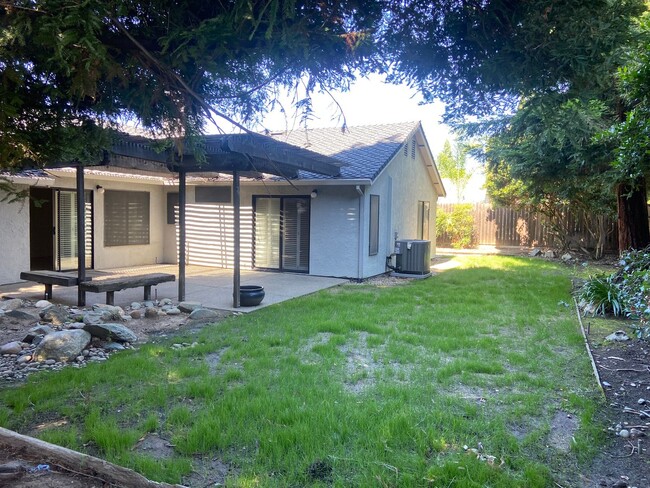 Building Photo - Willow Creek 3 Bdrm, 2 bath one story home