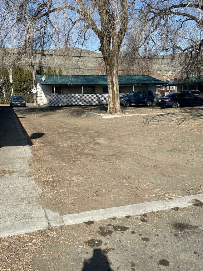 Building Photo - Cozy Two Bedroom Available Now!  Move In Special Offering Half OFF 1st Month's Rent!