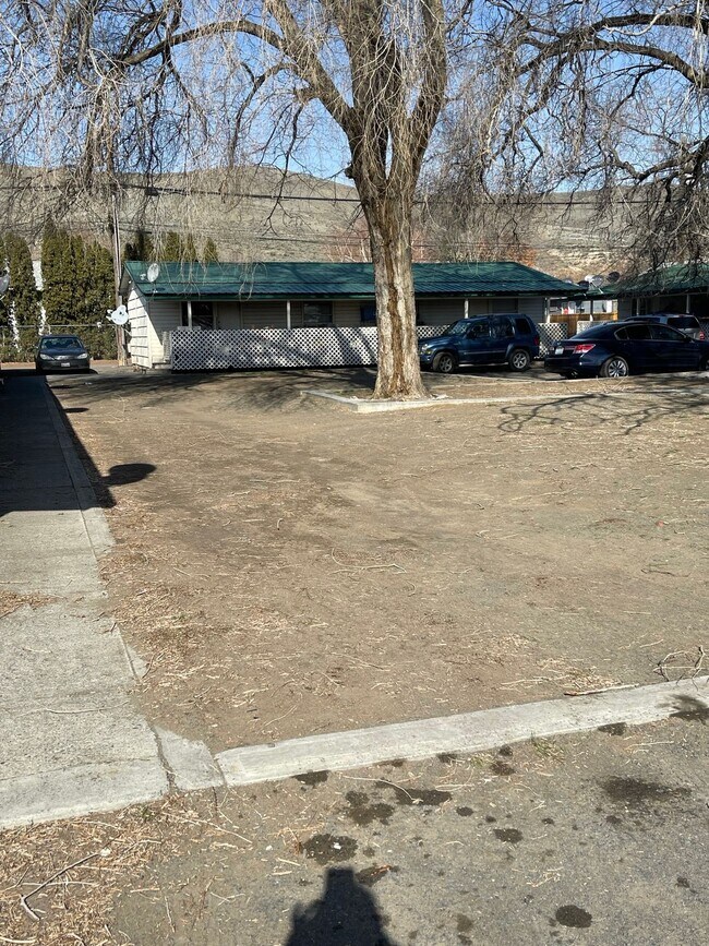 Building Photo - Freshly Remodeled Two Bedroom Available Now! Move In Special Offering $550 Move In Credit!