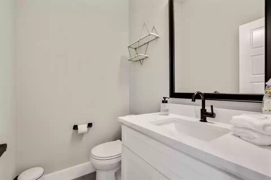 Building Photo - 4911 Alton Ave