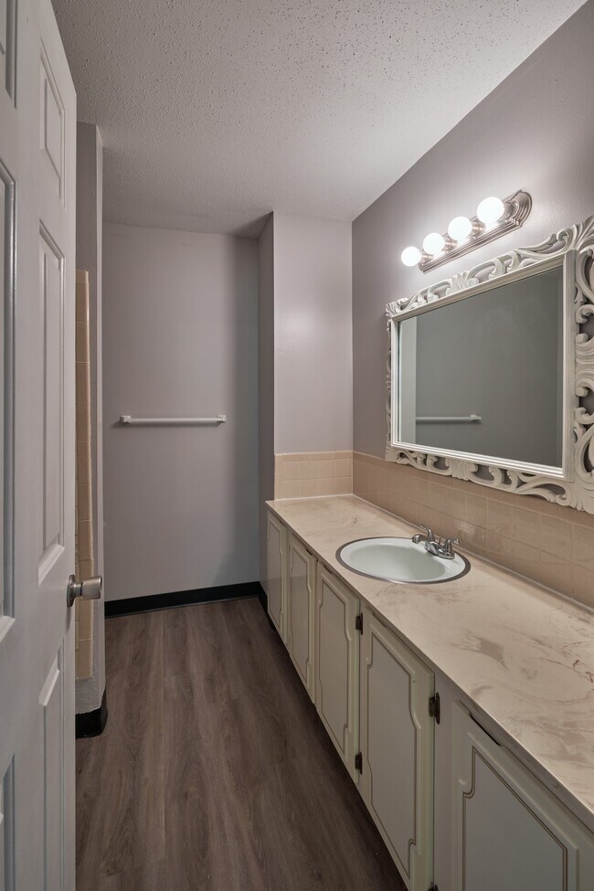 Building Photo - 922 Hoover Village Dr