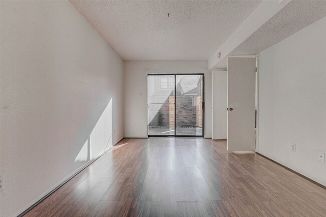 Building Photo - 200 Pecan Dr