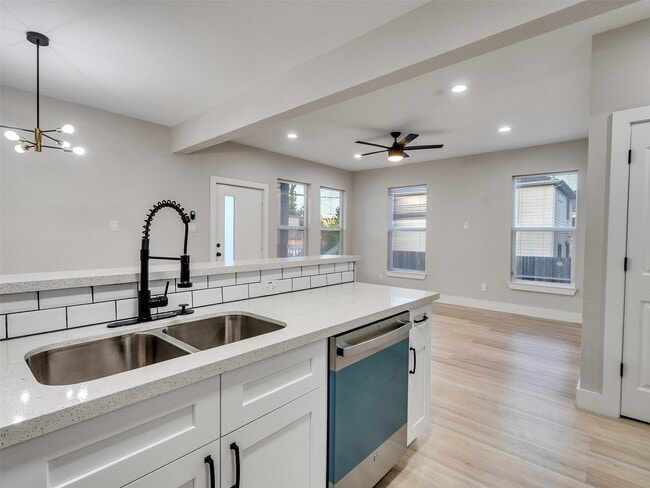 Building Photo - 819 E 40th St