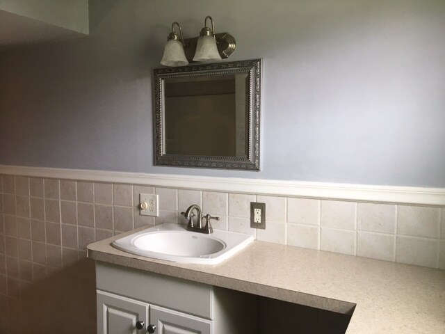 2nd Floor Full Bathroom - 11 Boxwood Ave