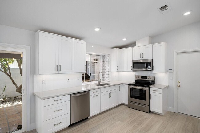 Building Photo - 54140 Avenida Mendoza