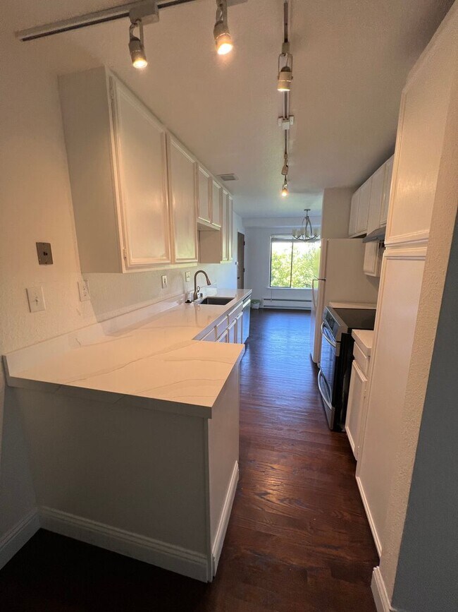 Building Photo - 185 Villa Terrace