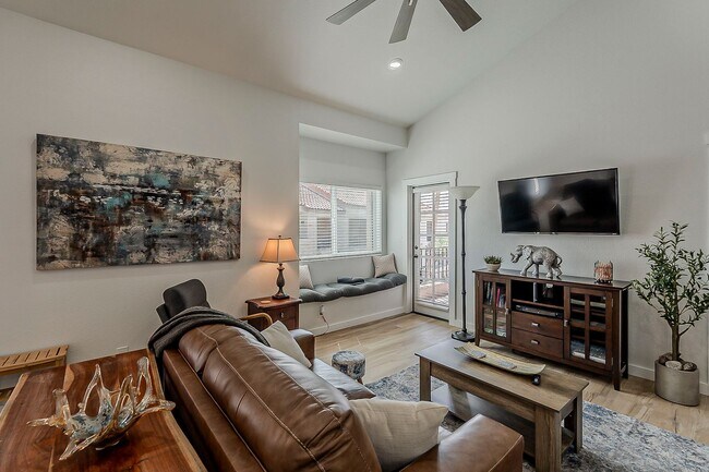 Building Photo - Fully Remodeled 2-Bedroom Condo at the Scottsdale Racquet Club!