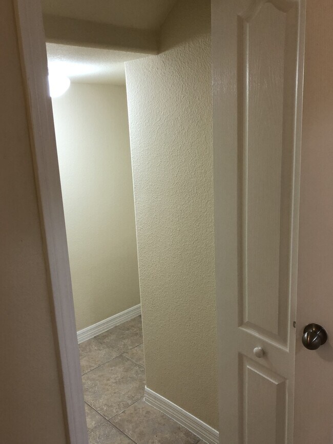 Building Photo - Beautiful Renovated 3/2.5 Located In Independence