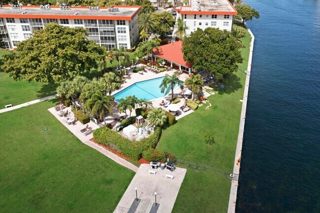 Building Photo - 3000 NE 48th Ct