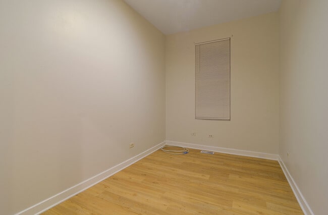 Building Photo - 3048 N Clybourn Ave