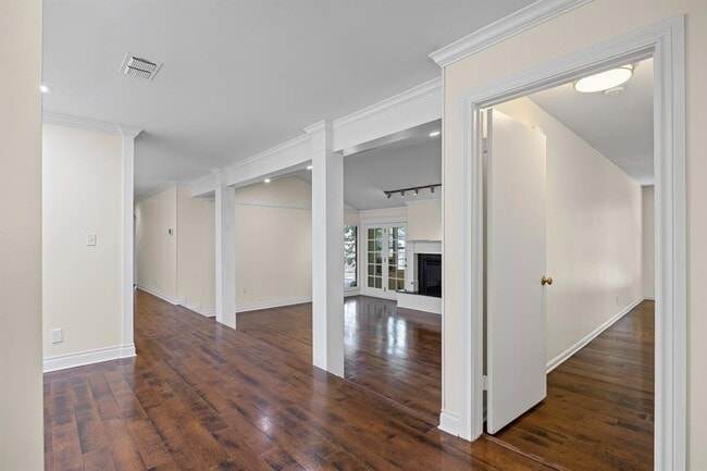Building Photo - 7103 Mesa Dr