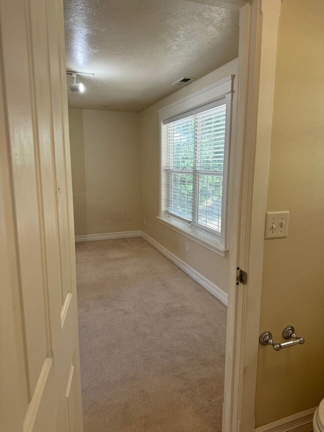 Building Photo - Beautiful large house in the South Hills!  $1,000 OFF YOUR FIRST MONTH'S RENT!