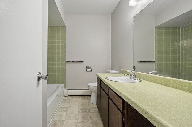 Building Photo - $1250 /2-bedr/1.5 bath town house duplex; tenant pays only electric (Kalamazoo)